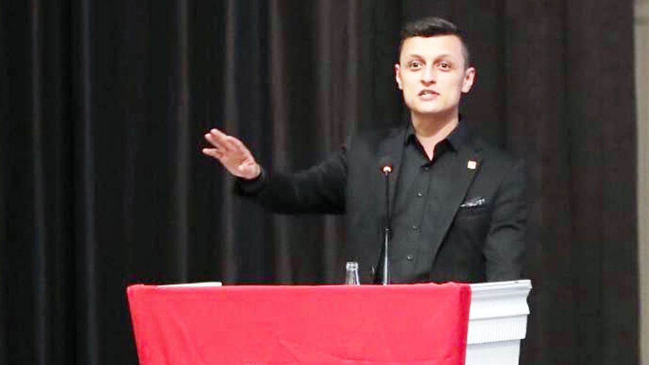 CHP GENÇLİK KOLALRI BAŞKANI İSTİFA ETTİ