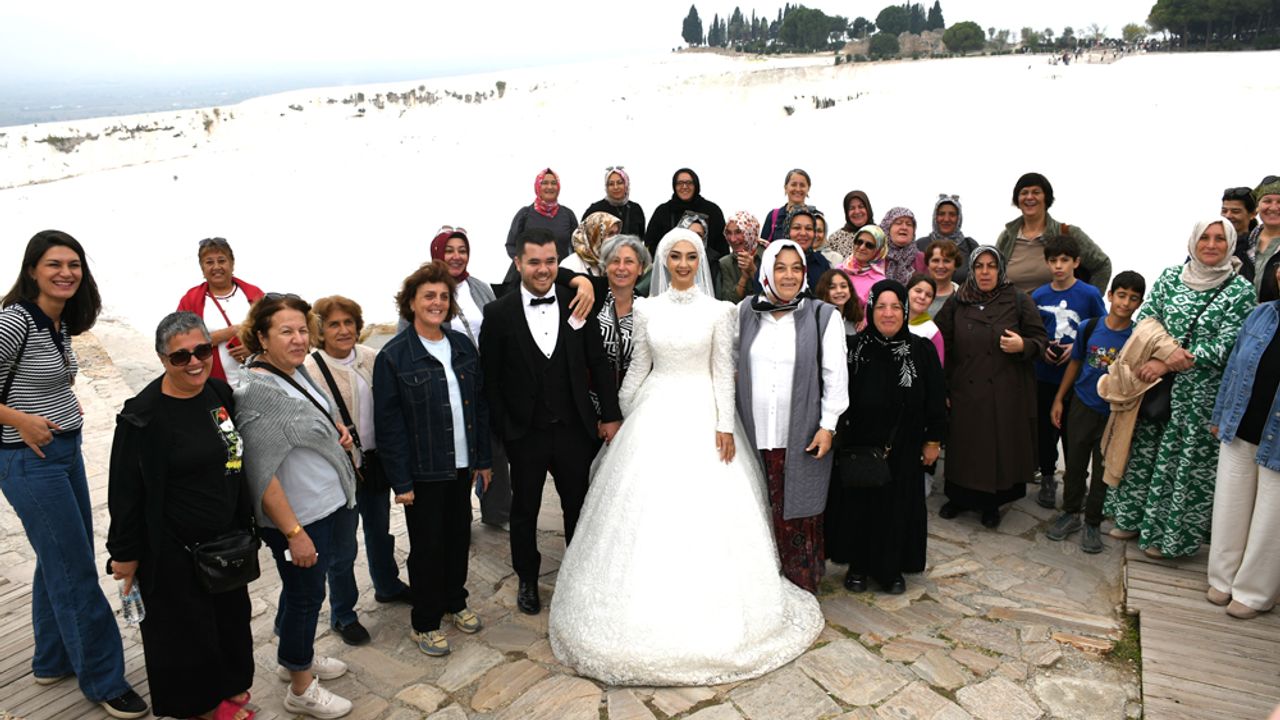 TURİSTLER TAKI KUYRUĞUNA GİRDİ