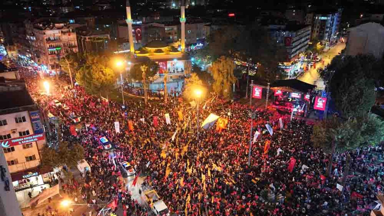 BİNLER CUMHURİYET İÇİN YÜRÜDÜ