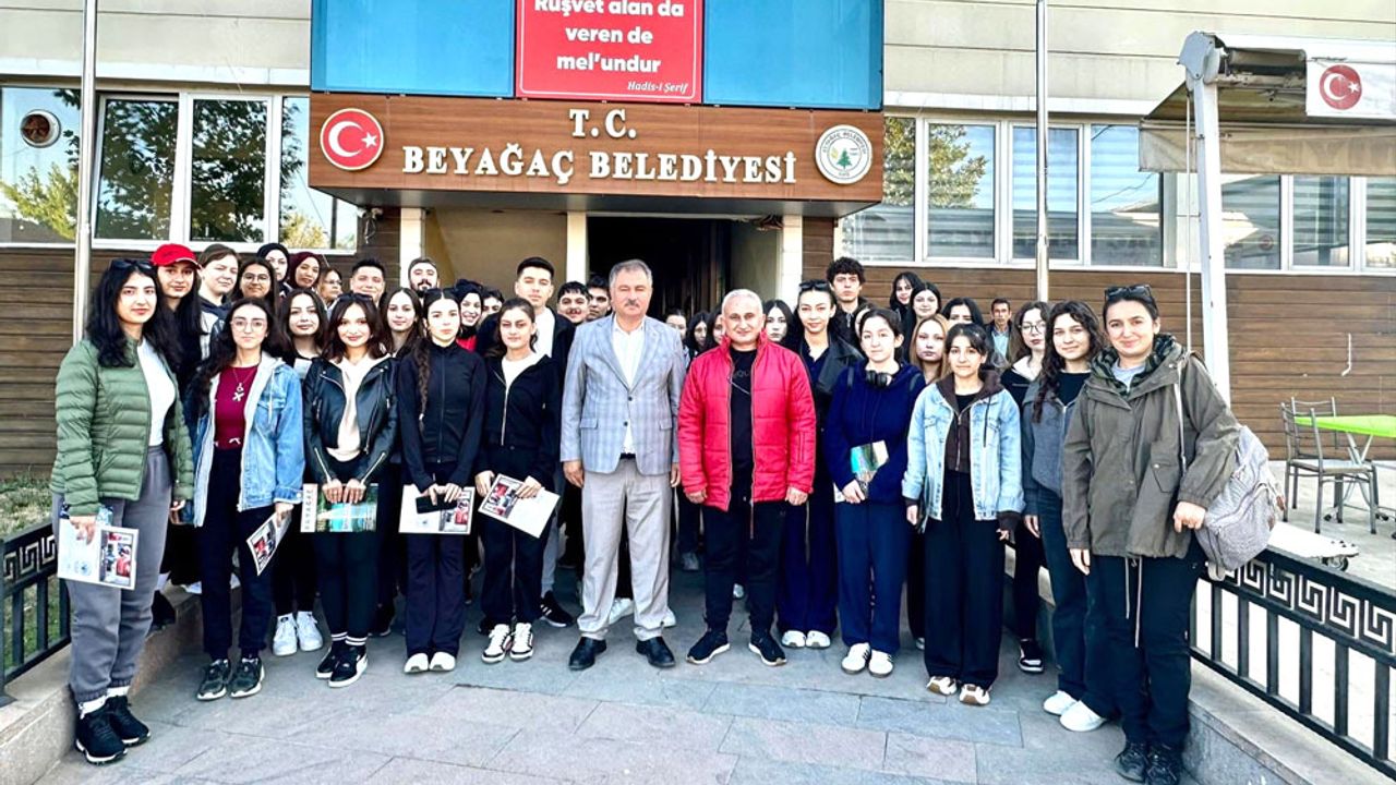 BAŞKAN PÜTÜN ÜNİVERSİTE ÖĞRENCİLERİNİ AĞIRLADI