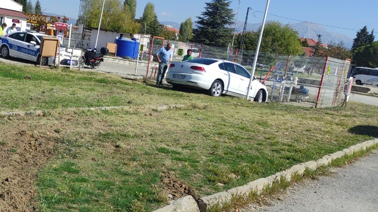 DUVARA ÇARPAN EHLİYETSİZ SÜRÜCÜNÜN PLANI BOZULDU