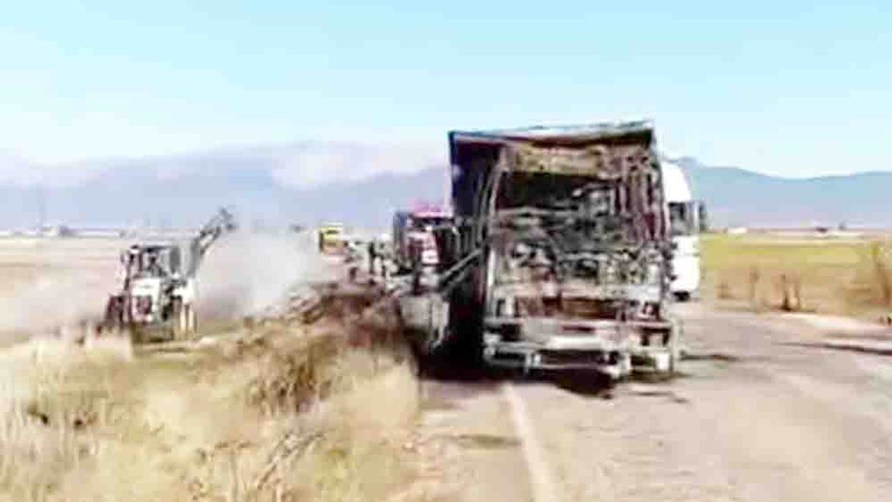 SAMAN YÜKLÜ KAMYON ALEVLERE TESLİM OLDU