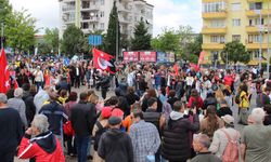 BİNLER HEM HAK ARADI, HEM 1 MAYIS’I KUTLADI