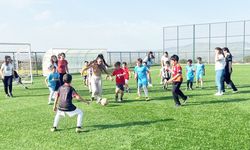 ANNELER YEŞİL SAHADA