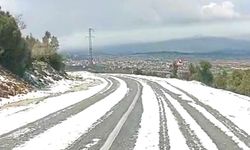 BEYAĞAÇ’TA ŞİDDETLİ DOLU ORTAYA KAR MANZARALARI ÇIKARDI
