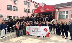 HUZUREVİNDE YAŞLILAR GENÇLERLE BULUŞTU