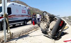 REFÜJE ÇARPAN OTOMOBİL TAKLA ATTI: 4 YARALI