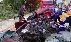 DİREĞE ÇARPAN OTOMOBİL HURDAYA DÖNDÜ