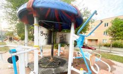 PARKTA OYNAYAN ÇOCUKLAR OYUNCAĞI ATEŞE VERDİ