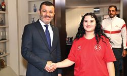 ŞAMPİYON DARTÇIDAN BAŞKAN’A ZİYARET