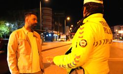 ALKOL MUAYENESİNDE POLİSLE GÜLDÜREN PAZARLIK: BİR BABALIK YAP