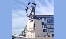 DEMOKRASİ ANITI YERLEŞTİRİLİYOR