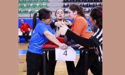 BİLEKLERİ BÜKÜLMEDİ