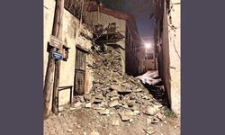 YIKILAN DUVAR YOLU KAPATTI