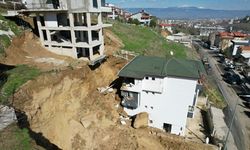 İNŞAAT KAZISINDAN KOPAN KAYA BİTİŞİK BİNANIN ÜZERİNE DÜŞTÜ