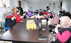 KADINLAR, HEM SOSYALLEŞİYOR HEM GELİR ELDE EDİYOR