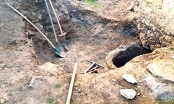 MEZARLIKTA KAÇAK KAZI YAPARKEN YAKALANDI