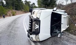 PİKAP YAN YATTI, SÜRÜCÜ YARALANDI