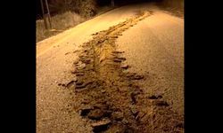 İKİ MAHELLEYİ BİRBİRİNE BAĞLAYAN YOLU PULLUK İLE SÜRDÜLER