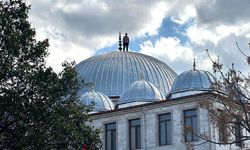 ÇATISIYA ÇIKAN ŞAHIS POLİS EKİPLERİNİ 2 SAAT UĞRAŞTIRDI