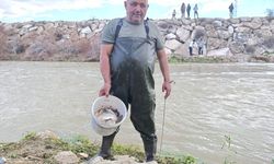 10 YILDIR TEK DAMLA SU AKMAYAN ÇAYDA ŞİMDİ BALIK AVLANIYOR