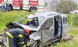 KONTROLDEN ÇIKAN OTOMOBİL TARLAYA GİRDİ: 4 YARALI