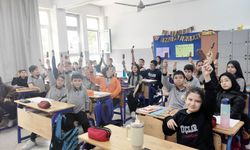 ÜÇLER ORTAOKULU’NDA ÖĞRETMEN VE ÖĞRENCİLER BİRBİRLERİNE MORAL OLDU