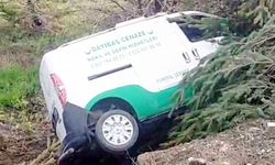 NAKİL ARACI KAZA YAPTI: 2 YARALI