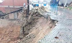 AŞIRI YAĞIŞ NEDENİYLE OLUŞAN HEYELAN YOL KAPATTI