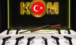DENİZLİ’DE SİLAH KAÇAKÇILIĞI OPERASYONUNDA EVDEN CEPHANELİK ÇIKTI