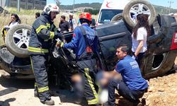 OTOMOBİL TAKLA ATTI İKİ KİŞİ ARAÇTA SIKIŞTI