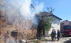 ACIPAYAM’DA İKİ KATLI EV  ALEVLERE TESLİM OLDU