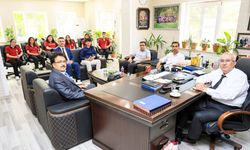 AZERBAYCAN’DAN DÖNEN ÖĞRENCİLERDEN BAŞKAN ARSLAN'A ZİYARET