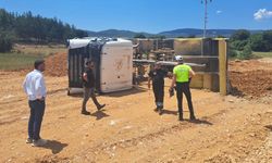 KUM BOŞALTIRKEN DEVRİLEN KAMYONUN SÜRÜCÜSÜ YARALANDI