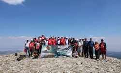 AKDAĞ’IN ZİRVESİNDE  ZAFER COŞKUSU