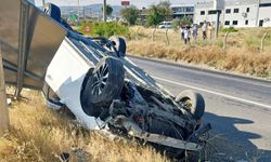 KONTROLDEN ÇIKAN OTOMOBİL TAKLA ATTI