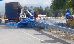 VİRAJI ALAMAYAN SU YÜKLÜ TIR DEVRİLDİ