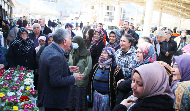 BAŞKAN KEPENEK’TEN KADINLARA ÇİÇEK