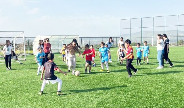ANNELER YEŞİL SAHADA