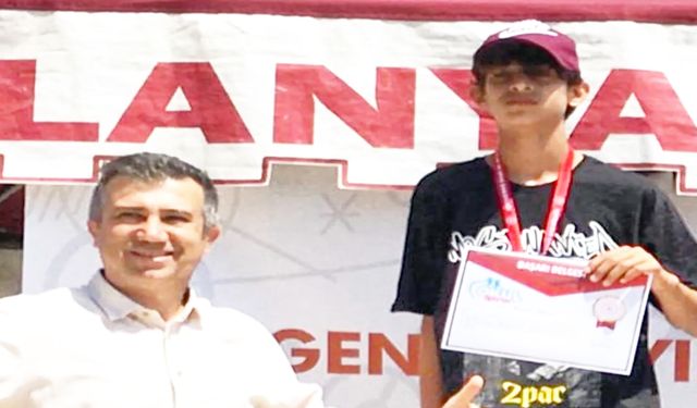 DENİZLİLİ KAYKAYCI RÜZGAR MUMCU ANTALYA’DAN GÜMÜŞLE DÖNDÜ