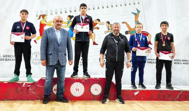 DENİZLİLİ GÜREŞÇİLER ZİRVEDE
