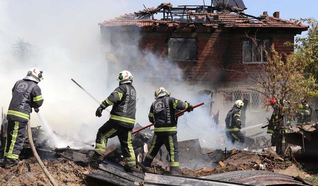 SÜMER MAHALLESİ’NDE EV ALEVLERE TESLİM OLDU
