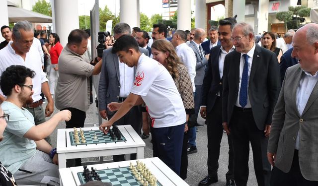 MİLLİ SATRANÇÇI TÜTÜNCÜ  10 ÖĞRENCİYLE HEMLE YAPTI