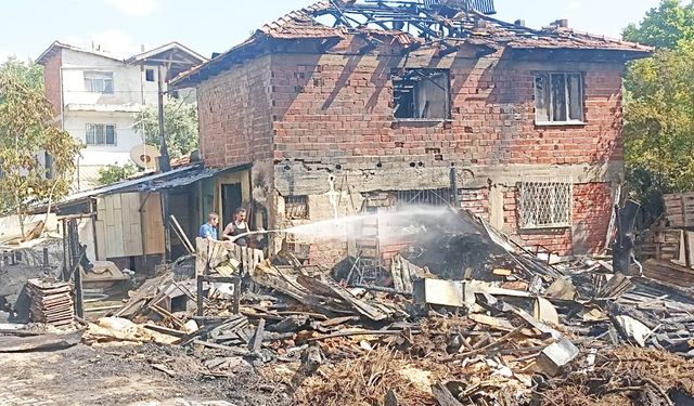 TUTUŞAN PERDE EVİ KÜLE ÇEVİRDİ