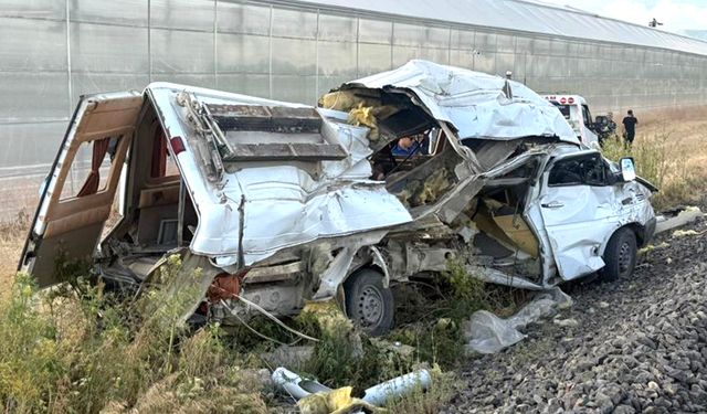TREN MİNİBÜSE ÇARPTI: 1 YARALI