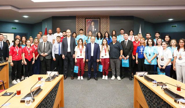 PAÜ REKTÖRÜ GÜNGÖR’DEN  BAŞARILI ÖĞRENCİLERE ÖDÜL