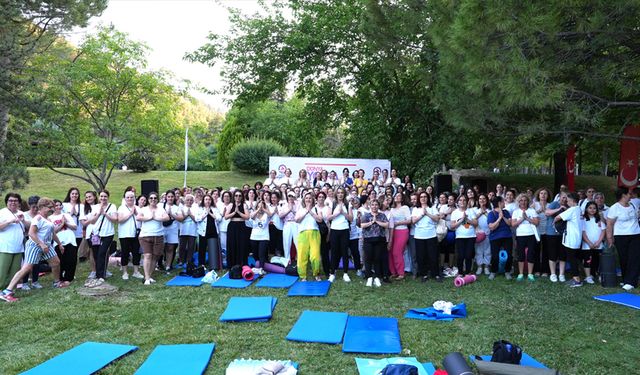 300 KADIN YOGA YAPTI