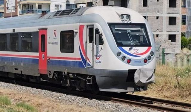 YOLCU TRENİ ÇARPTI HAYATINI KAYBETTİ
