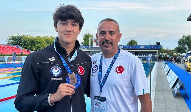 YÜZÜCÜ AHMET METE BOYLU AVRUPA’DAN BRONZ İLE DÖNDÜ