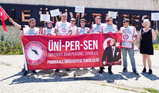 ÜNİVERSİTE İDARİ PERSONELİ EYLEM YAPTI